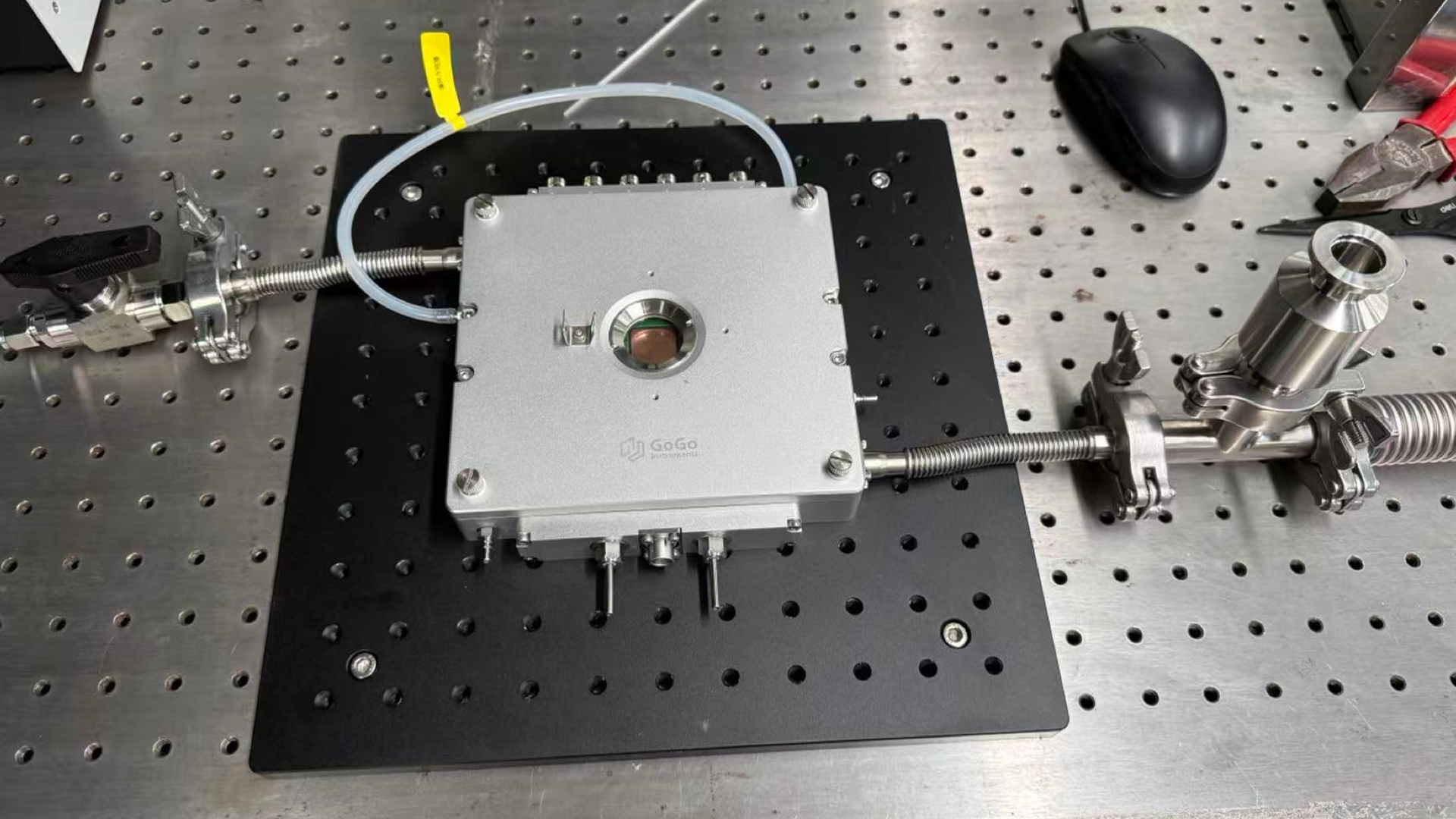 果果儀器為大連理工大學(xué)交付定制電路板冷熱臺(tái)