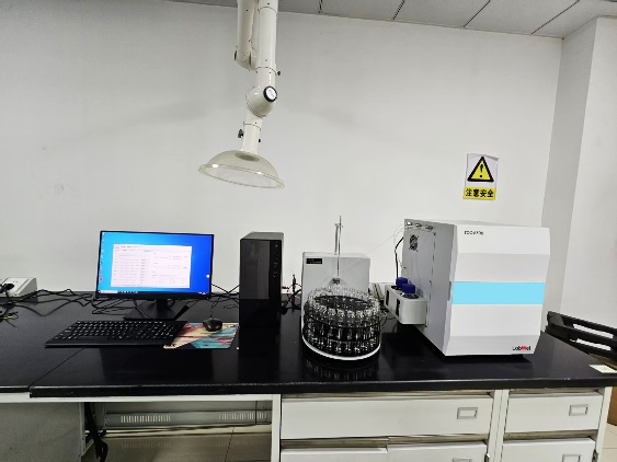 桌子上放滿了不同類型的電腦AI 生成的內(nèi)容可能不正確。